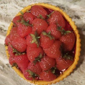 VinAllstate Floral Faux strawberry pie & container